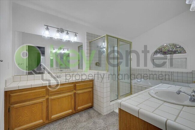 Building Photo - 1330 Kingswood Dr