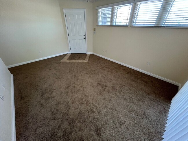 Building Photo - 2 BEDROOM / 2 FULL BATHROOMS LOCATES ON JO...