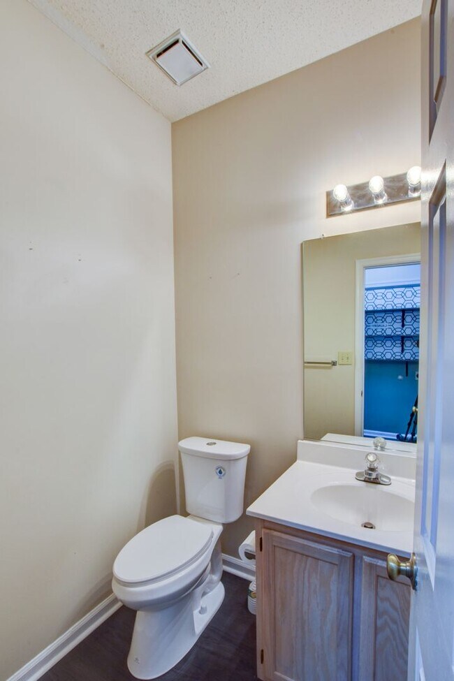 Building Photo - 922 Willow Point