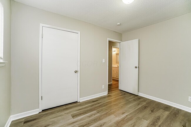 Building Photo - 5262 Hacket Dr