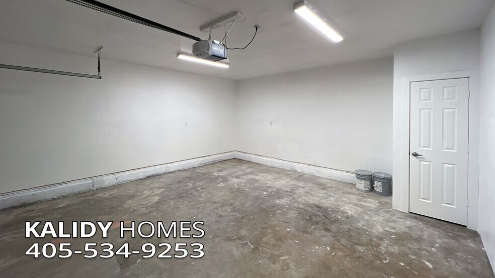 Building Photo - 702 Amity Ln