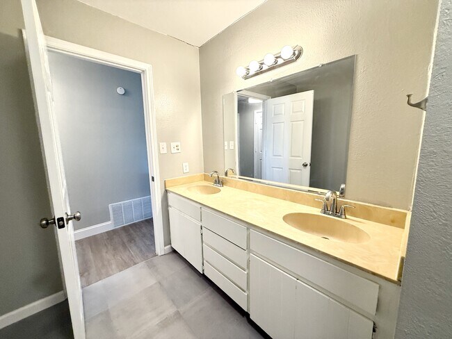 Building Photo - 39 Melody Ln