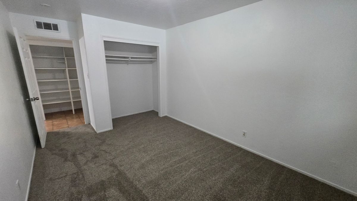 Building Photo - 4184 N Briarwood Ave