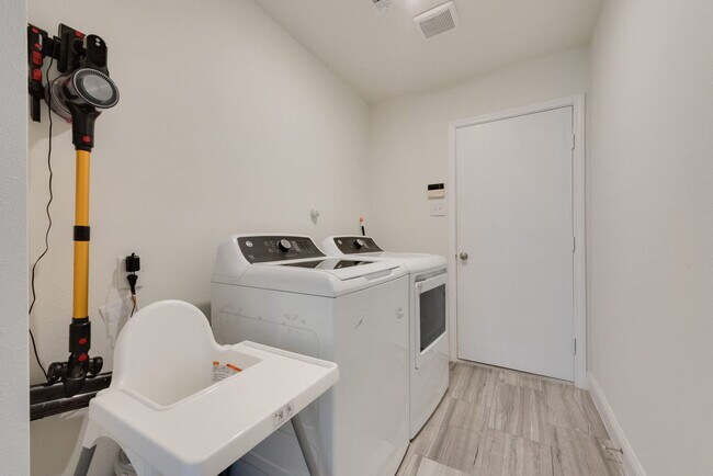 Building Photo - 5795 Brighton Ct