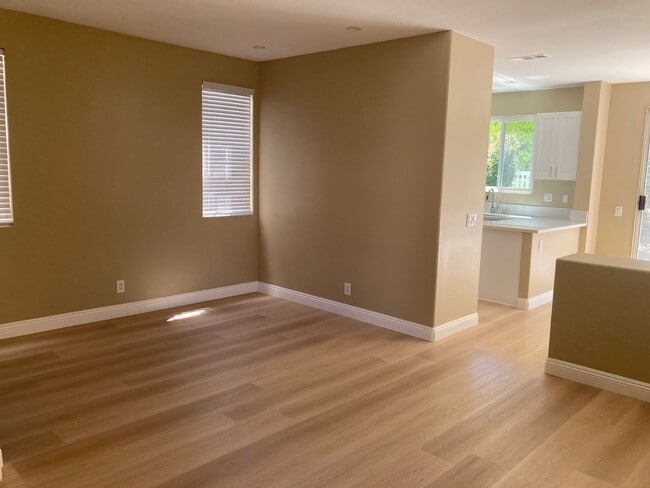 Building Photo - 3 bedroom 2.5 bath home Las Flores