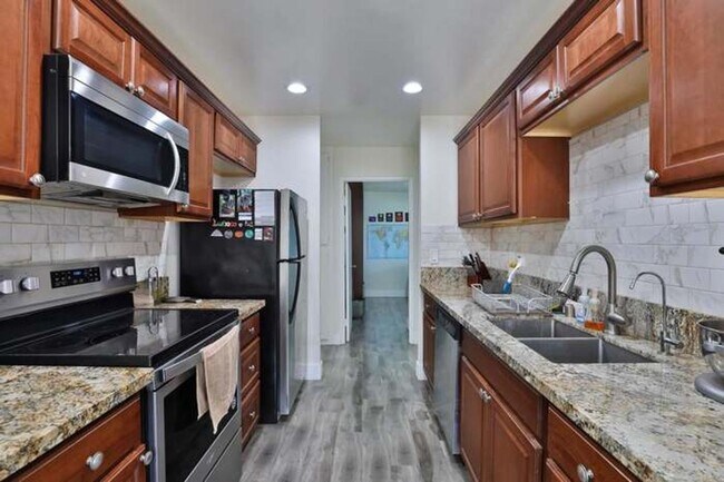 Building Photo - Single Story Condo