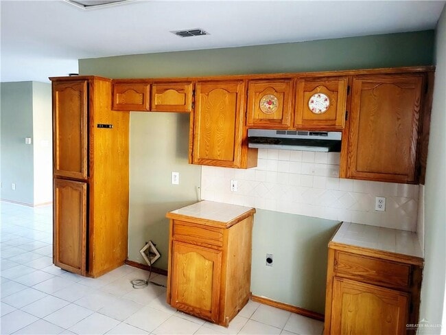 Building Photo - 16 Fairway Dr