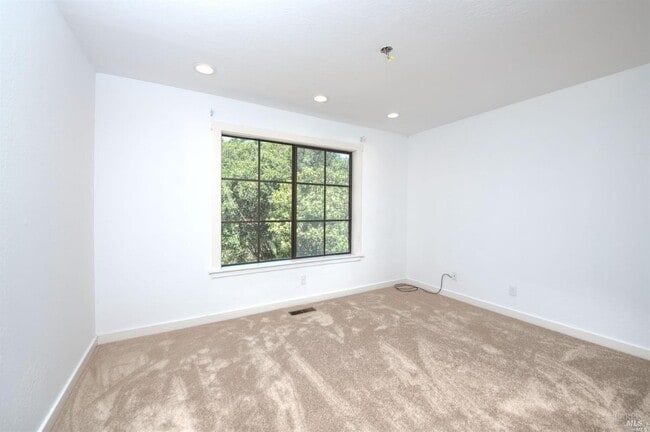 Building Photo - 13 Black Oak Ln