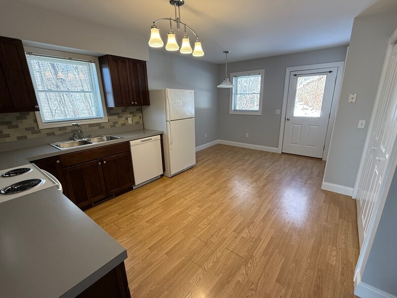 Dinning Area - 300 Saratoga Ave