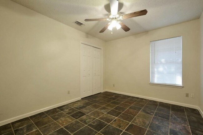 Building Photo - 9410 E Meadow Vale