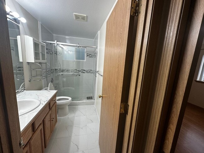 Building Photo - Charming Three Bedroom Near Pacific Ave!