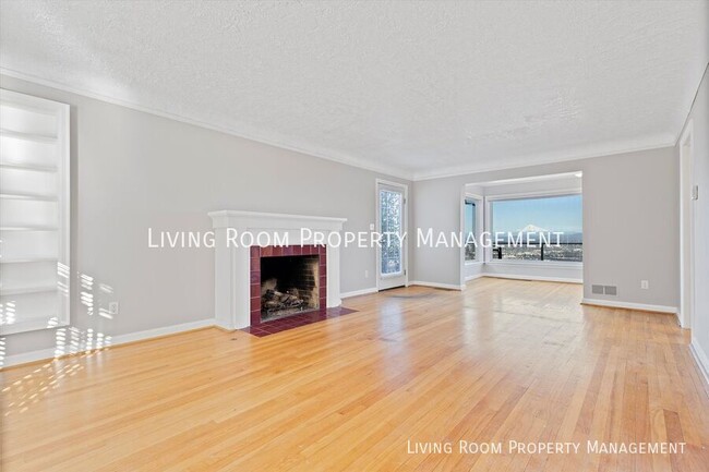 Building Photo - Classic Cape Cod With Views from the SW Hills