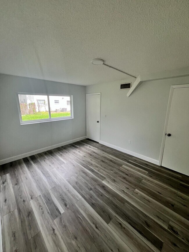Building Photo - 6601 SW 46th St