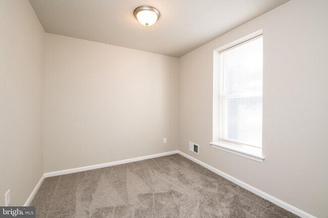 Building Photo - 3 Bed 1 Bath Renovated Townhouse