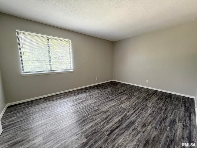 Building Photo - 2700 W Forrest Hill Ave