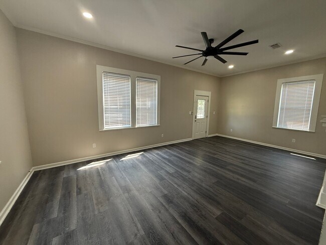 Building Photo - 507 Palafox St