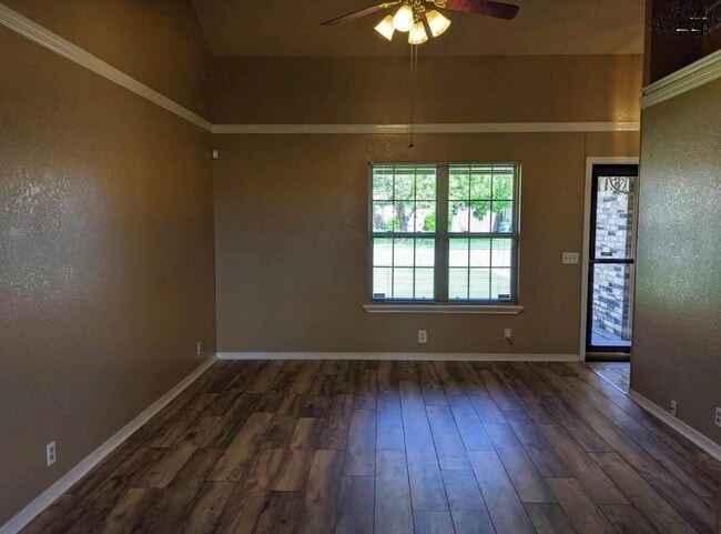 Building Photo - 1204 Lisa Ln