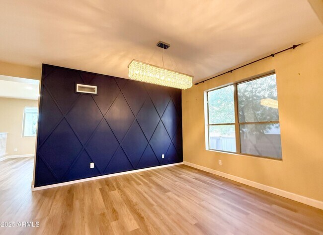 Building Photo - 1432 S Apache Dr