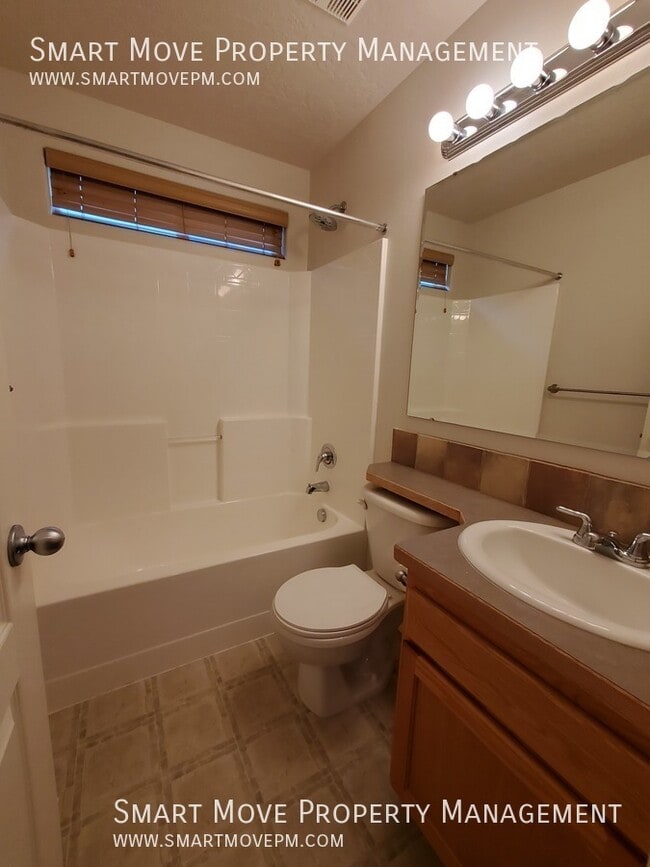 Building Photo - 1427 W Great Basin Dr