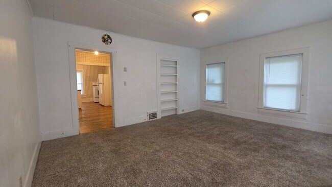 Building Photo - "Cozy & Convenient 2-Bedroom Duplex In Neenah – 800 Sq Ft of Comfortable Living!"