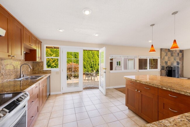 Building Photo - Bellevue 3 Bedroom 1.5 Bath - Detached Gar...