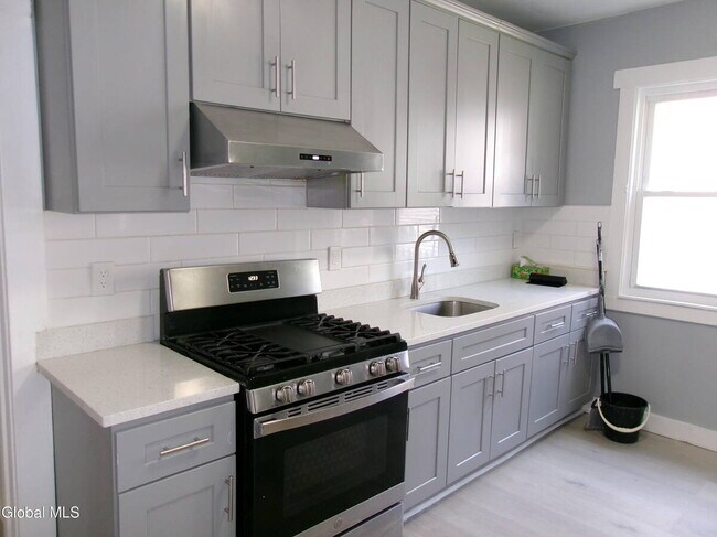 Building Photo - 1338 Parkwood Blvd