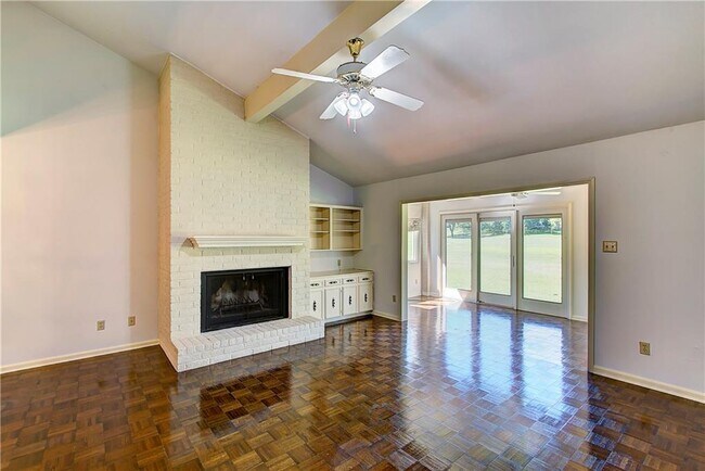 Building Photo - 11121 Pinehurst Dr