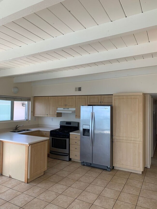 Building Photo - 6525 Del Playa Dr