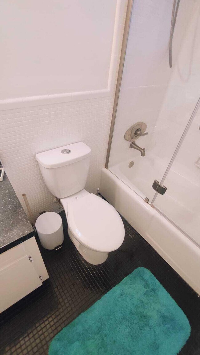 Building Photo - 1958 Monroe St