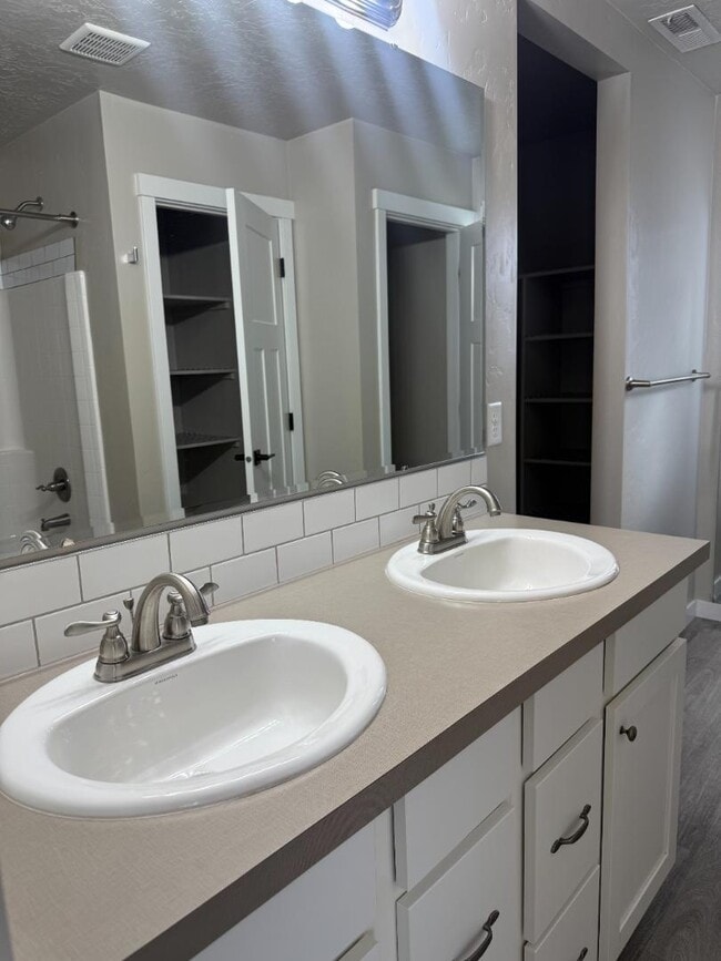 Building Photo - 7777 E Tea Party Dr