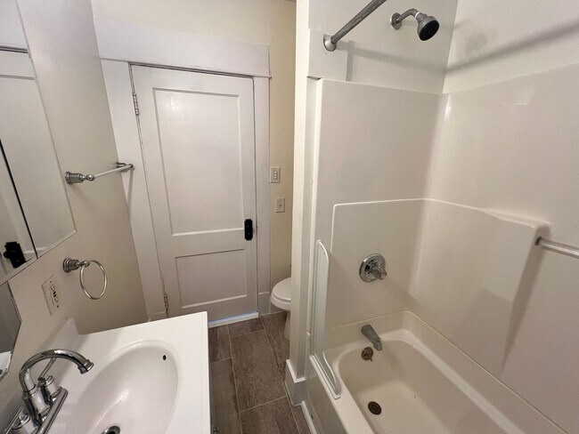 Building Photo - 25-27 Maple St