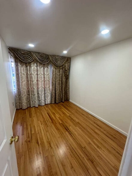 Building Photo - 109-19 Ditmars Blvd