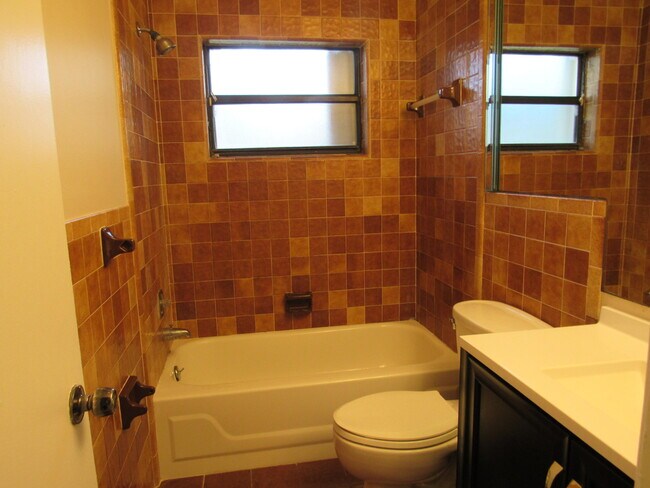 Building Photo - 1065 Manor Dr
