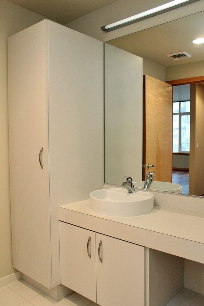 Building Photo - Luxurious 1+ Bedroom Pearl Loft at The Pin...