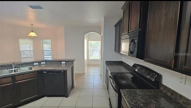 Building Photo - 460 Nadeau Way