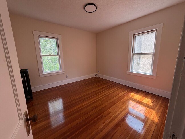 Building Photo - First floor 3 Bedroom