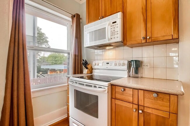 Building Photo - Charming 3-Bedroom Bungalow with Oversized...