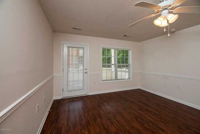 Building Photo - 2833 Holly Glen Dr