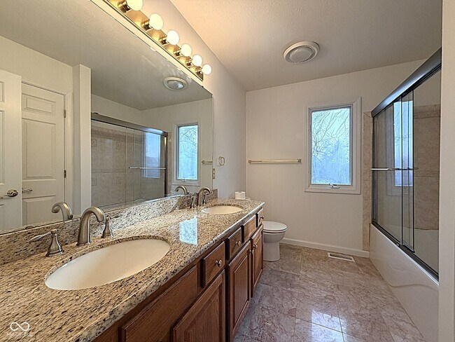 Building Photo - 1351 Woodpond N Roundabout