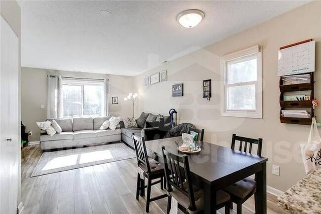Building Photo - 2 Bed 1.5 Bath End Unit Townhome