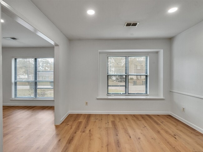 Building Photo - 418 Oakhill Dr