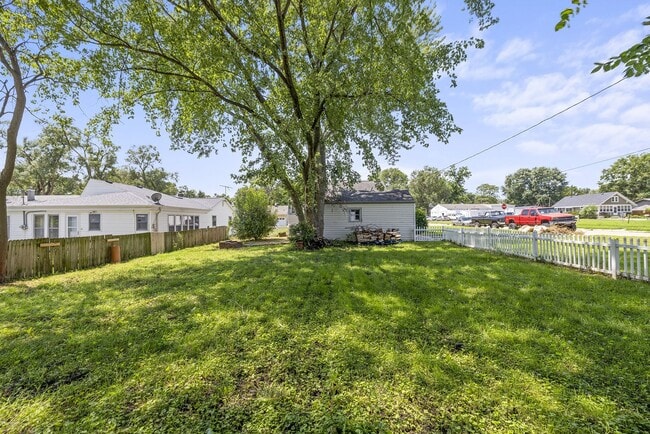 Building Photo - Cozy 3-Bedroom Ranch with Garage in Charmi...