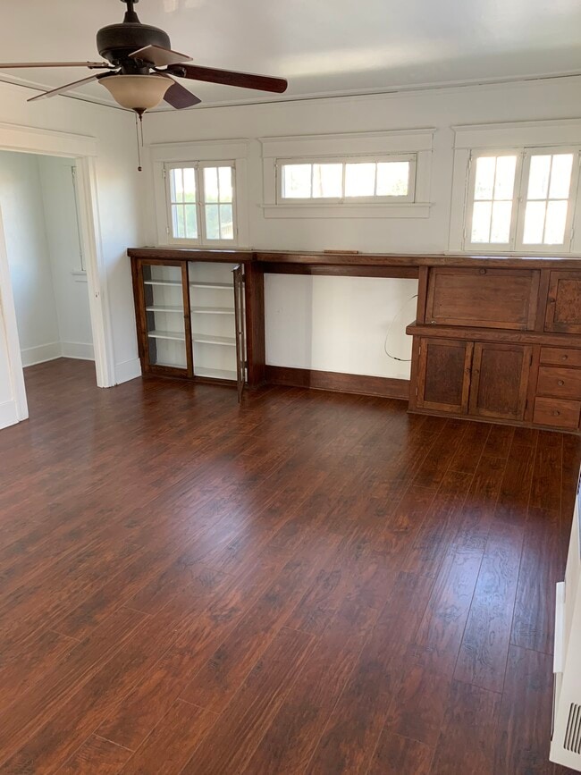 Living room - 4600 Melbourne Ave