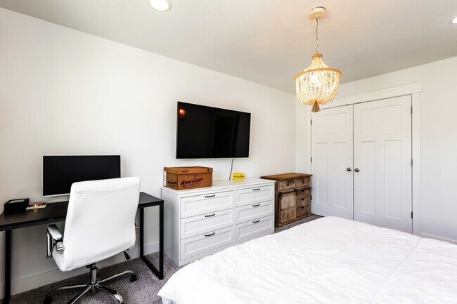 Building Photo - 5 Bedroom/4 Bathroom Lehi