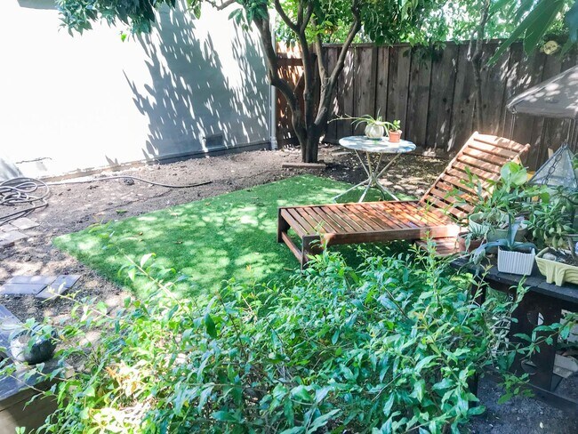 Building Photo - Charming Duplex Style 1 Bedroom 1 Bathroom Menlo Park Bungalow!