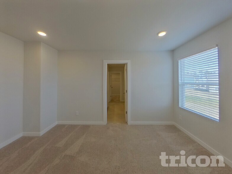 Building Photo - 2412 Appalachian Trl Dr