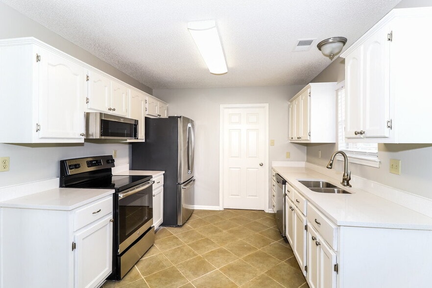 Building Photo - 6962 Lagrange Cir N