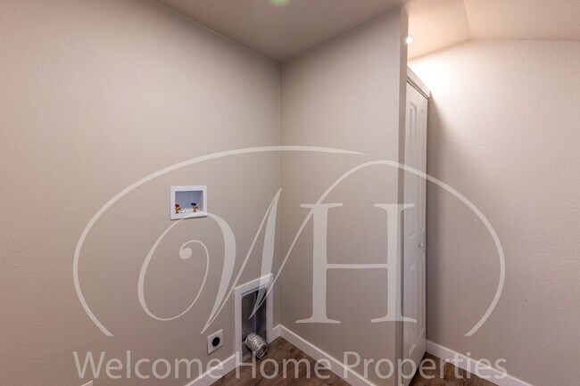Building Photo - Newly Remodeled 1 Bedroom with an Office