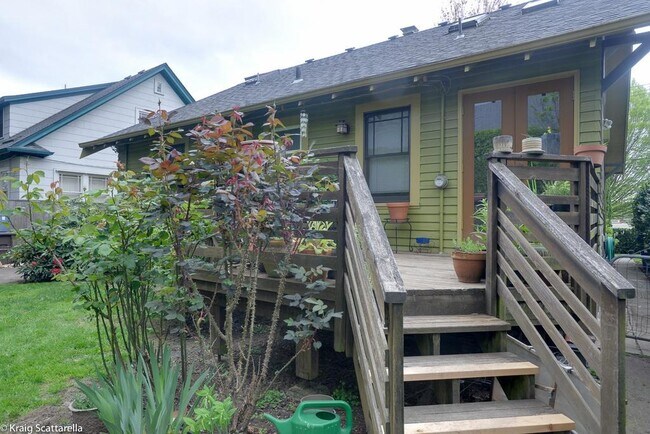 Building Photo - 724 NE 19th Ave