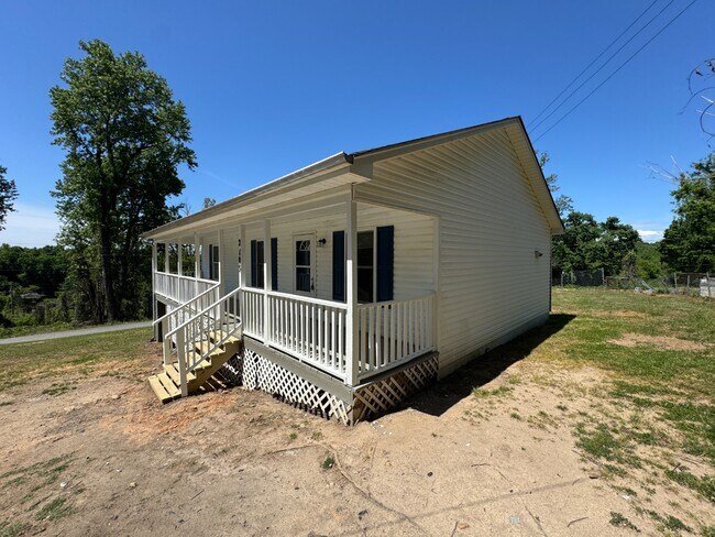 Building Photo - 2105 Harpertown Dr